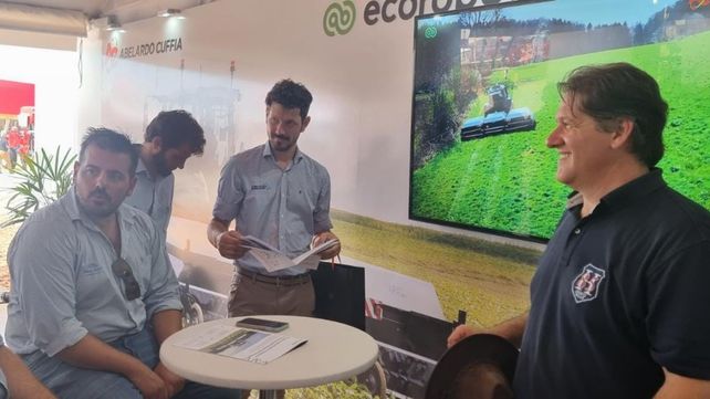 El ingeniero agrónomo rosarino José Marchetti (chomba azul) en Expoagro 2023.