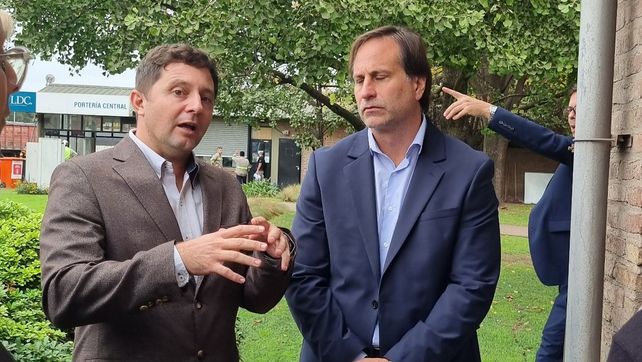 Lucas Ficosecco, presidente de la Cámara Arbitral de Cereales, junto al presidente comunal de General Lagos durante una visita de BCR en Territorio. Lucas Ficosecco, presidente de la Cámara Arbitral de Cereales, junto al presidente comunal de General Lagos durante una visita de BCR en Territorio.