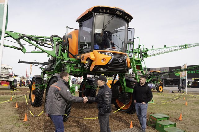 Los productores miraron máquina por máquina. Los productores miraron máquina por máquina.