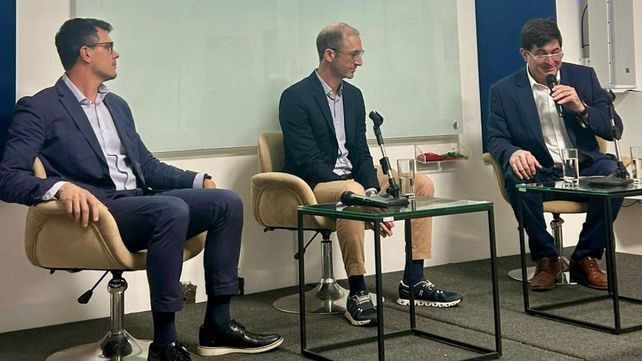 Alexandre García, director de Semillas y Biotecnología de Bioceres, junto a Federico Trucco, CEO de Bioceres, y Gabriel Delgado, representante del IICA en Brasil. Alexandre García, director de Semillas y Biotecnología de Bioceres, junto a Federico Trucco, CEO de Bioceres, y Gabriel Delgado, representante del IICA en Brasil.