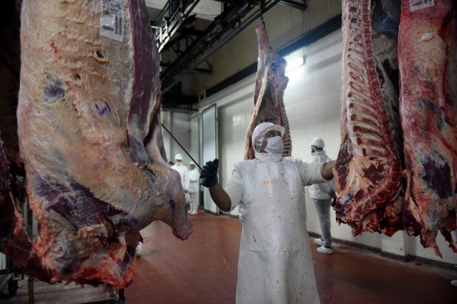 La disposición oficial prevé la venta de carne en trozos que no superen los 32 kilos y así terminar con la media res.