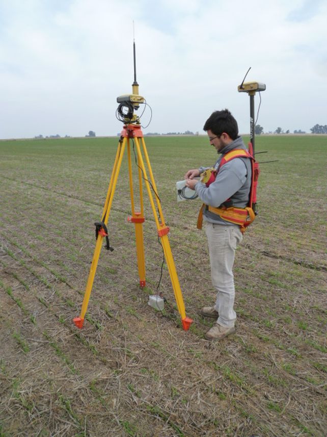 Profesional a cargo de la planialtrimetría del establecimiento y su cuenca