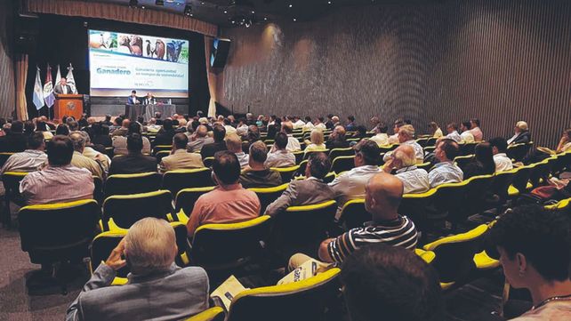 Futuro. Los actores de la cadena de ganados y carnes se reunieron en la Bolsa de Comercio. Futuro. Los actores de la cadena de ganados y carnes se reunieron en la Bolsa de Comercio.