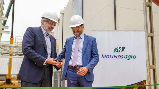 La inauguración contó con la participación del presidente de Molinos Agro, Luis Pérez Companc, y el gobernador de Santa Fe, Maximiliano Pullaro, junto a autoridades provinciales y municipales. La inauguración contó con la participación del presidente de Molinos Agro, Luis Pérez Companc, y el gobernador de Santa Fe, Maximiliano Pullaro, junto a autoridades provinciales y municipales.