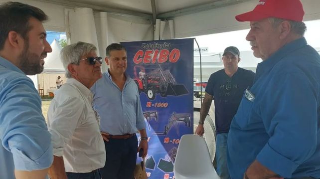 El secretario de Comercio Exterior de Santa Fe, Germán Buercher; el Embajador argentino en Uruguay, Alberto Iribarne; el Secretario de la Embajada Argentina en Uruguay e Ignacio Mendez, presidente de la Cámara de Comercio Uruguayo-Argentina, Angel Piazza, recorrieron la expo.