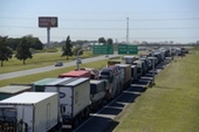 Tránsito. Unos 14 mil camiones diarios circularán por las rutas del Gran Rosario. Tránsito. Unos 14 mil camiones diarios circularán por las rutas del Gran Rosario.