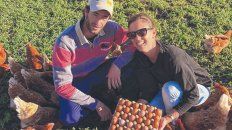 A campo. Noelia Pessolani y Franco Mattalia, veterinarios de Arias que crian gallinas que pastorean a corral. A campo. Noelia Pessolani y Franco Mattalia, veterinarios de Arias que crian gallinas que pastorean a corral.