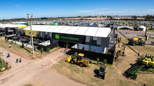 John Deere fabrica ininterrumpidamente en la Argentina desde hace más de 65 años. John Deere fabrica ininterrumpidamente en la Argentina desde hace más de 65 años.