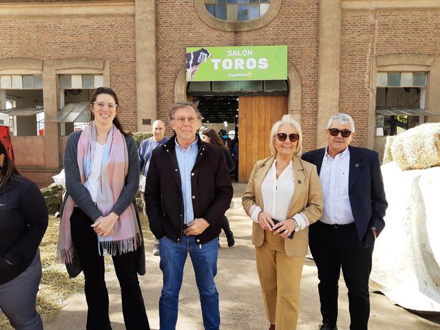 Bahillo con la presidente de la Rural recorriendo la muestra ganadera.