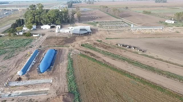 Vista aérea biodigestores y tambo.