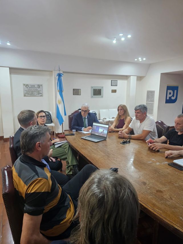 El ex ministro de Agricultura Julián Domínguez, con referentes agroindustriales y políticos en Las Parejas. El ex ministro de Agricultura Julián Domínguez, con referentes agroindustriales y políticos en Las Parejas.