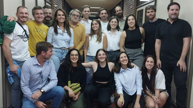 Siete estudiantes se convirtieron en los primeros egresados de la licenciatura en Diseño Industrial de la UNR. Siete estudiantes se convirtieron en los primeros egresados de la licenciatura en Diseño Industrial de la UNR.