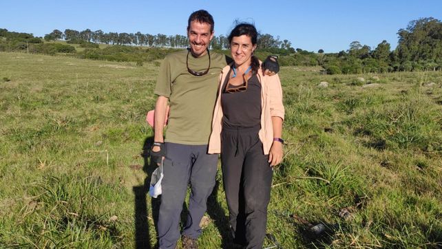 Gervasio Piñeiro y Paula Berenstecher trabajando en un proyecto centrado en el impacto de la ganadería sobre el carbono del suelo. Gervasio Piñeiro y Paula Berenstecher trabajando en un proyecto centrado en el impacto de la ganadería sobre el carbono del suelo.