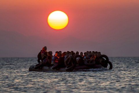 Migrantes buscan llegar a Europa.