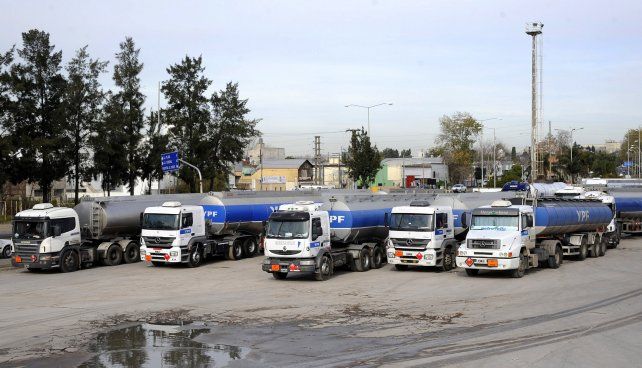 medidas. Los camioneros pararon la rama de distribución de combustibles.