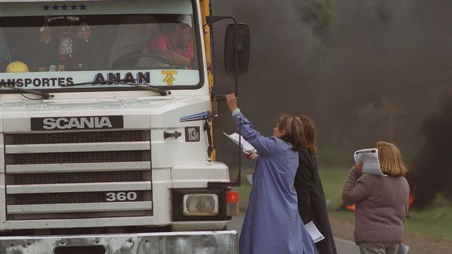 Paro agropecuario de los de antes, en octubre de 2000. Mujeres en lucha en la ruta 9 altura de General Lagos, entregan panfletos a camioneros. Paro agropecuario de los de antes, en octubre de 2000. Mujeres en lucha en la ruta 9 altura de General Lagos, entregan panfletos a camioneros.