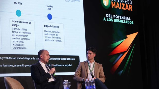 Del puerto al mundo con el director de la Agencia Nacional de Puertos y Navegación (ANPYN), Iñaki Arreseygor, y el integrante de la Comisión de Transporte e Infraestructura de la Hidrovía de la Bolsa de Comercio de Rosario, Pablo Ybáñez. Del puerto al mundo con el director de la Agencia Nacional de Puertos y Navegación (ANPYN), Iñaki Arreseygor, y el integrante de la Comisión de Transporte e Infraestructura de la Hidrovía de la Bolsa de Comercio de Rosario, Pablo Ybáñez.