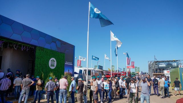 Una de las postales más repetidas de la exposición fueron las largas filas frente al stand del Banco Nación. Una de las postales más repetidas de la exposición fueron las largas filas frente al stand del Banco Nación.