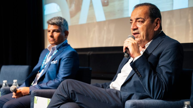 Javier Buján, presidente Director Ejecutivo de Kimei Cereales SA modera el panel. Javier Buján, presidente Director Ejecutivo de Kimei Cereales SA modera el panel.