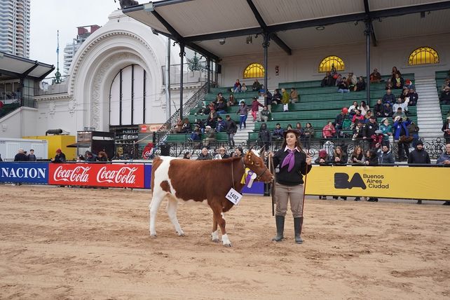 Luciana Erneta, estudiante de Ingeniería Zootecnista, fue la que presentó a Yoli en la pista. Luciana Erneta, estudiante de Ingeniería Zootecnista, fue la que presentó a Yoli en la pista.