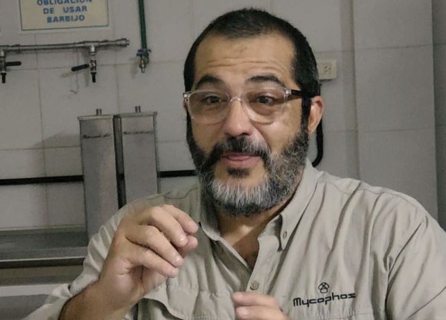 El director del laboratorio Mycophos de Rosario