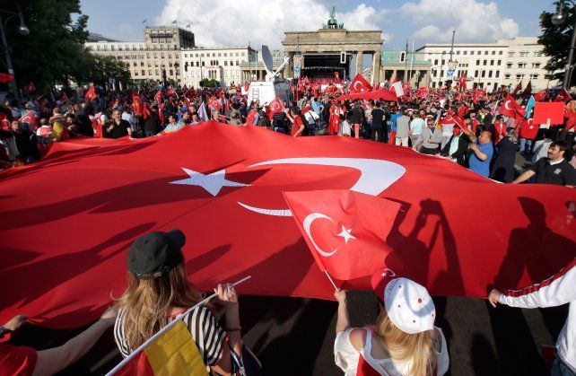 Malestar. Ciudadanos turcos manifestaron frente a las Puertas de Brandenburgo contra la resolución parlamentaria.